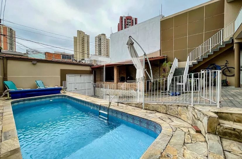 area de lazer com piscina e espaço de esportes