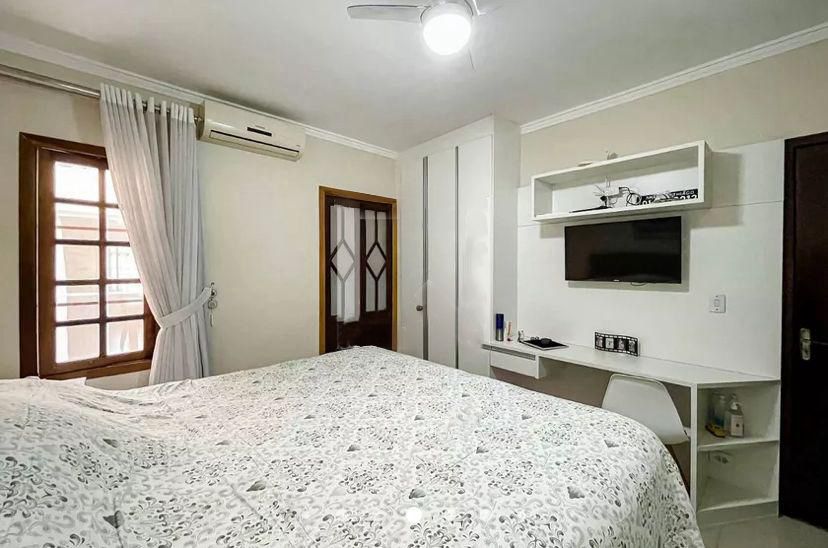 Quarto com cama arrumada