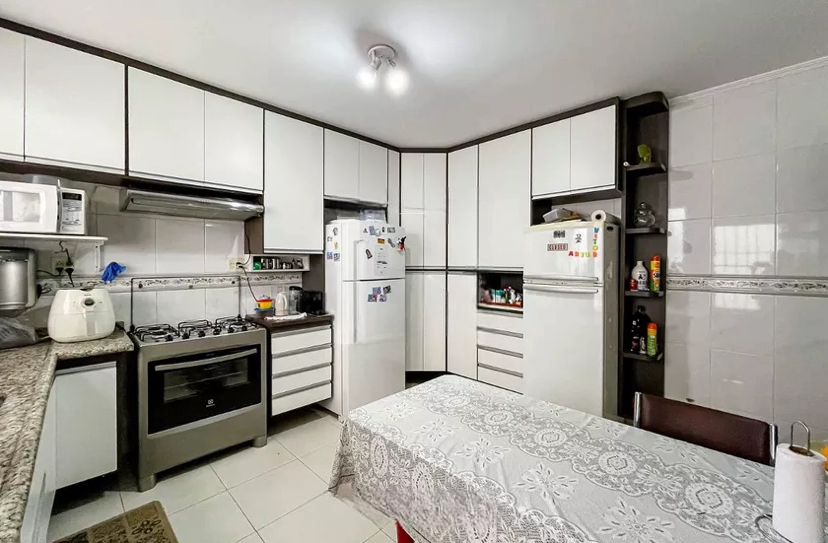 cozinha estruturada com amplo acesso