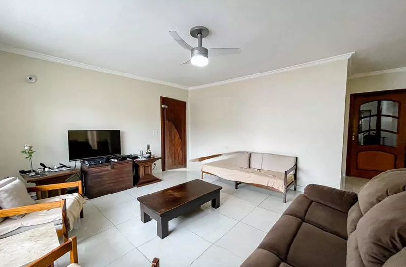 sala de estar com escrivania marrom ao centro